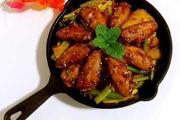 “干鍋雞翅”的家常做法，麻辣鮮香，好吃到舔盤子