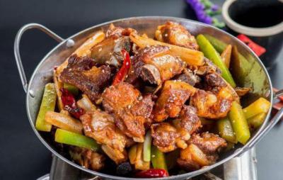 “干鍋排骨”的家常做法，做法簡單，口感麻辣鮮香