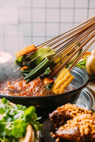 在當(dāng)下，串串香加盟店應(yīng)該如何操作
