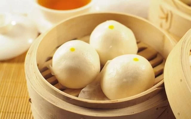 說到面食，它主要就是以面粉制作成的食物，并且各個地方都有不同種類的面食，尤其是愛吃面食的北方地區(qū)來說，基本上餐餐都離不開面食的存在，一般比較常見的面食有面條，包子，饅頭，油條等等，受到了人們的喜愛，有在家做過面食的朋友都知道，發(fā)面是面食制作過程中非常關鍵的一步，今天小編就來給大家分享下，面食“發(fā)面”的6個訣竅，新手也能輕松掌握。